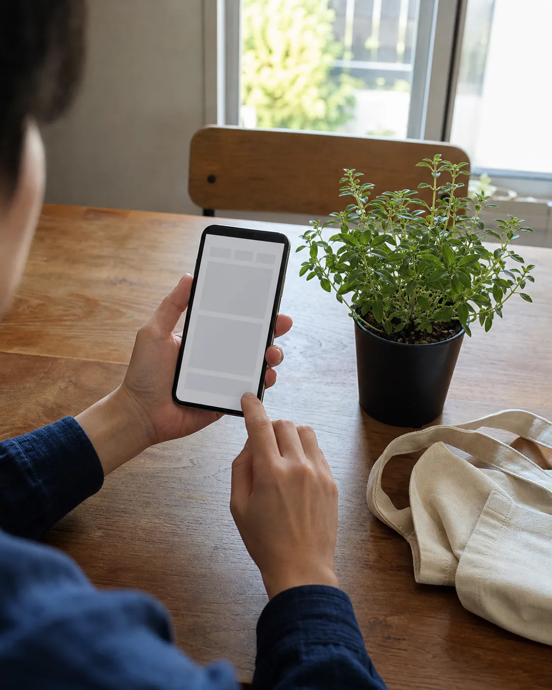 植物の受け取り前にスマートフォンで内容を確認する様子