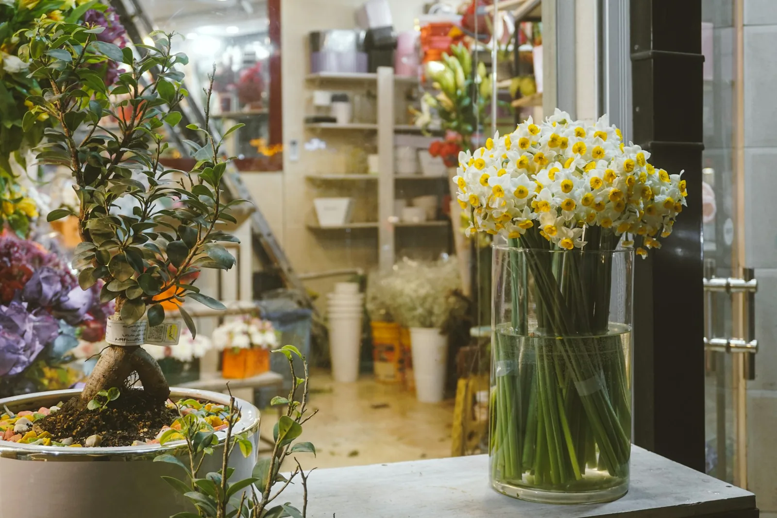 花でいっぱいの店先