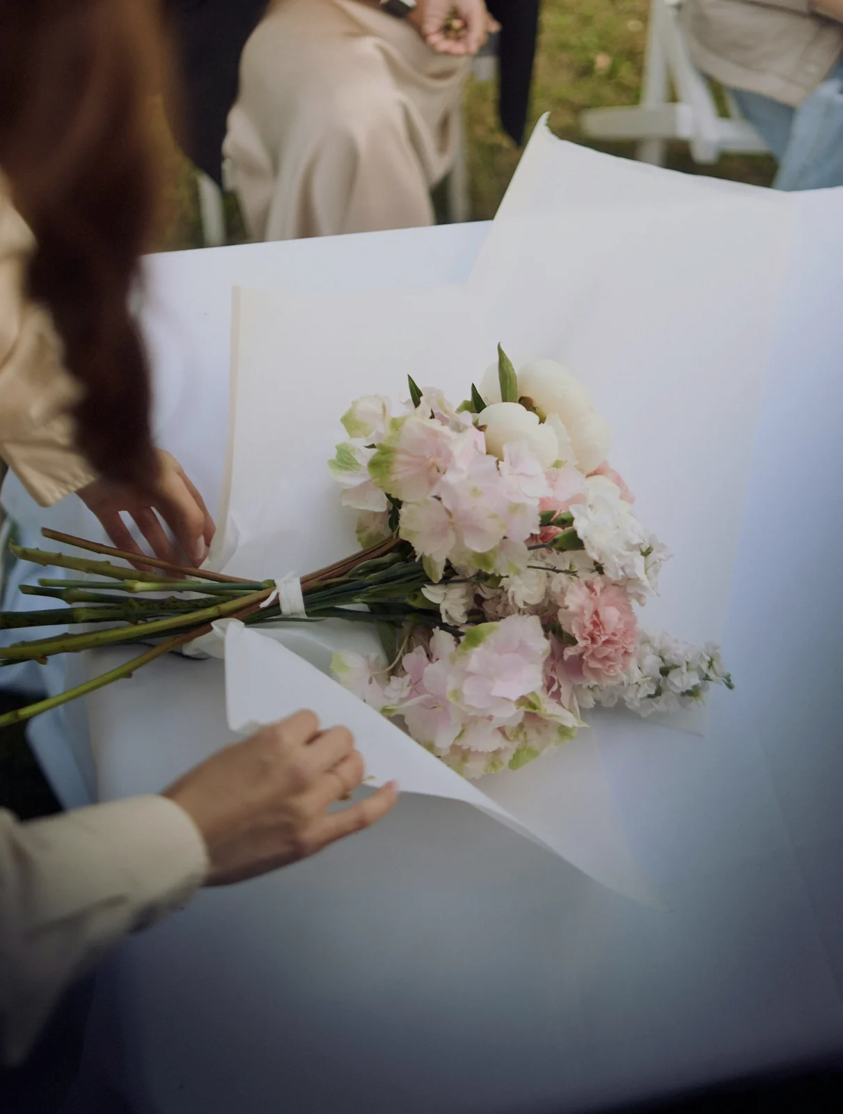ブーケを包む花屋の手元